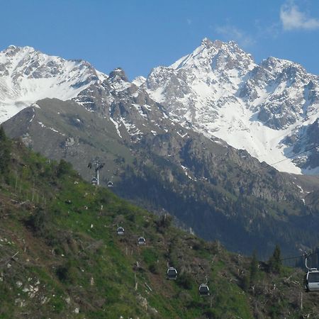 Nadezhda Apartments In Touristic Area, On The Dostyk Avenue 89 Almaty Esterno foto