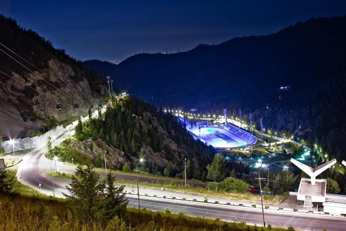 Nadezhda Apartments In Touristic Area, On The Dostyk Avenue 89 Almaty Esterno foto