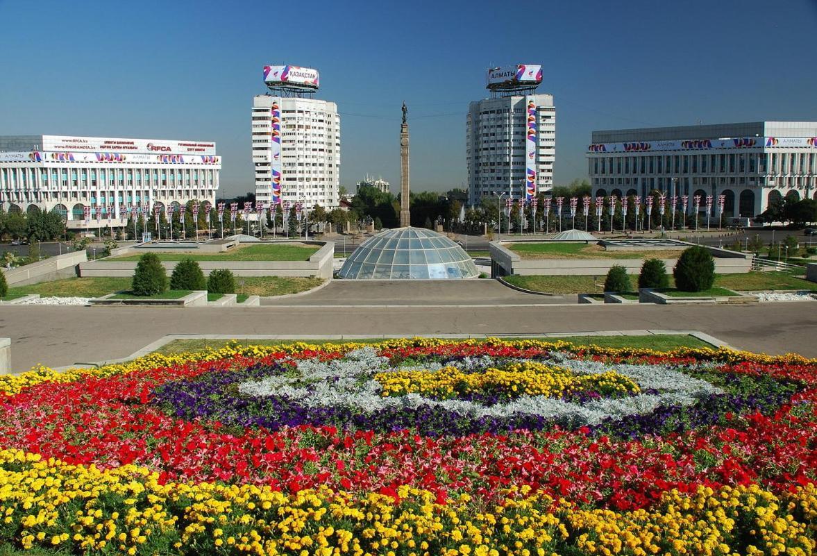 Nadezhda Apartments In Touristic Area, On The Dostyk Avenue 89 Almaty Esterno foto