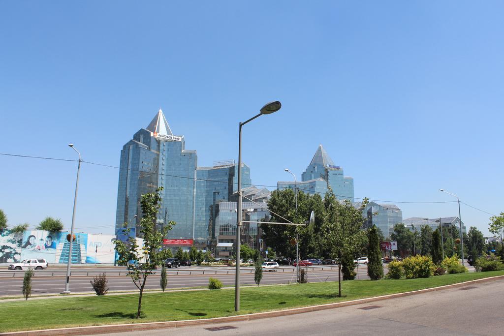 Nadezhda Apartments In Touristic Area, On The Dostyk Avenue 89 Almaty Esterno foto