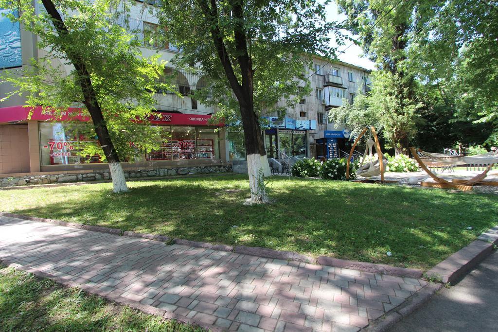Nadezhda Apartments In Touristic Area, On The Dostyk Avenue 89 Almaty Esterno foto