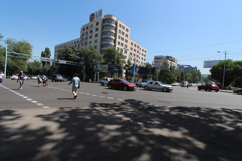 Nadezhda Apartments In Touristic Area, On The Dostyk Avenue 89 Almaty Esterno foto